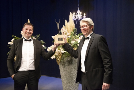 Steven Baumgaertner (lGeschftsfhrer cyber-Wear) und Michael Freter (Managing Director PSI) prsentierten die Gewinner der PSI Sustainabilty Awards 2021 (Foto: PSI)